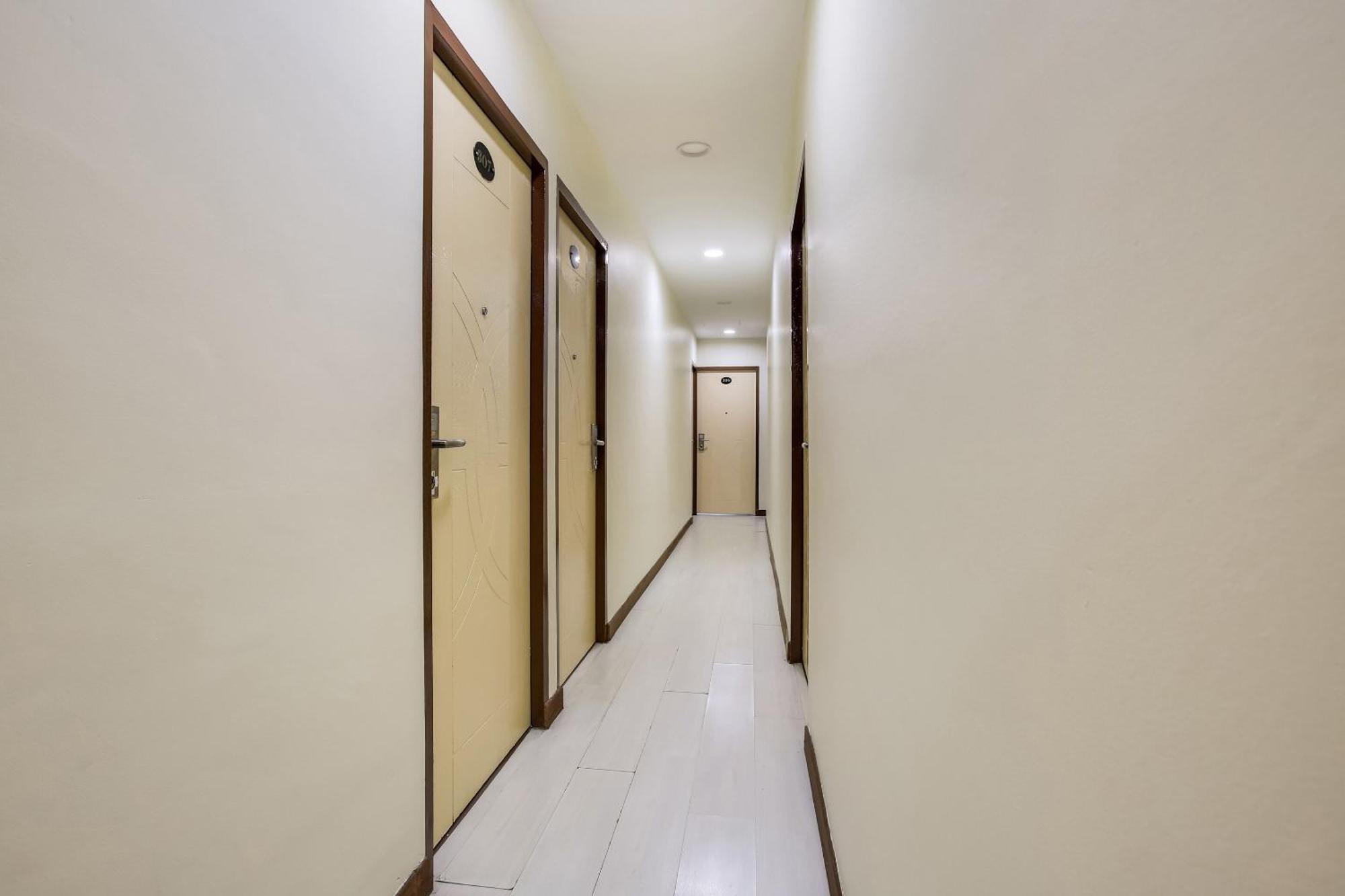 Oyo 90282 Hotel Taj Inn, Seksyen 7 샤알람 외부 사진
